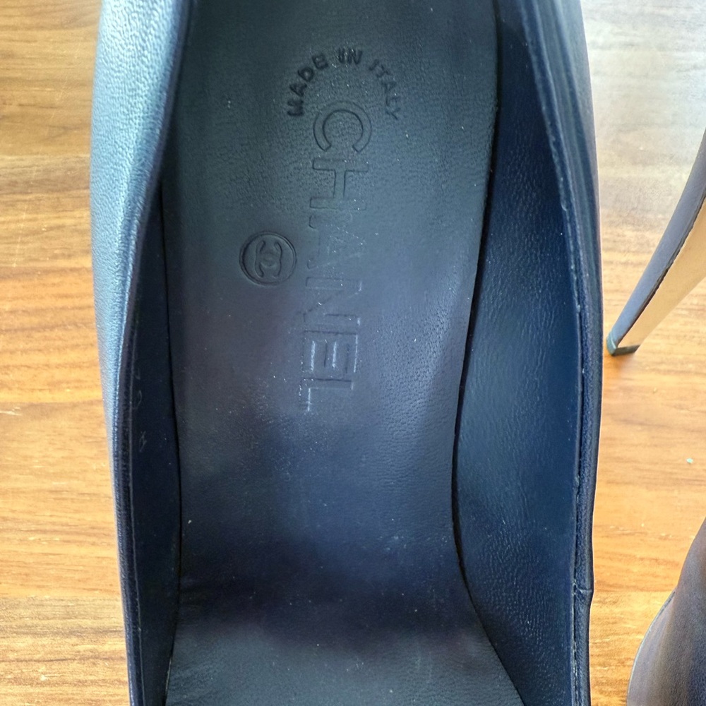 Chanel Blue/Black Leather CC Cap Toe Pumps - Size 40 - Picture 9 of 13